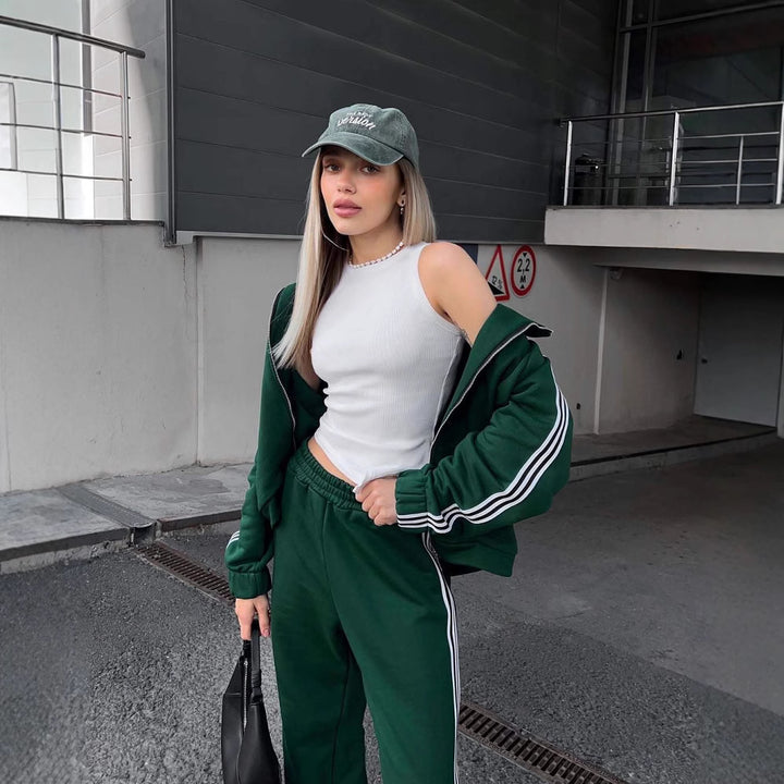 Damernas sportiga velour träningsoverall med sidostråk Mirla-Eva Jonsson