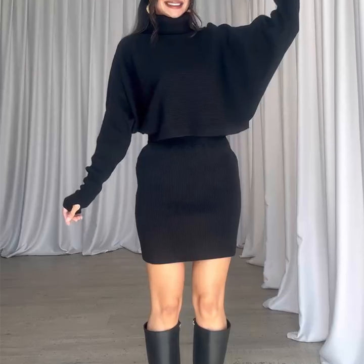 Damernas stickad klänning med avslappnad rullkrage och fastsydda ärmar Eva Jonsson-Eva Jonsson