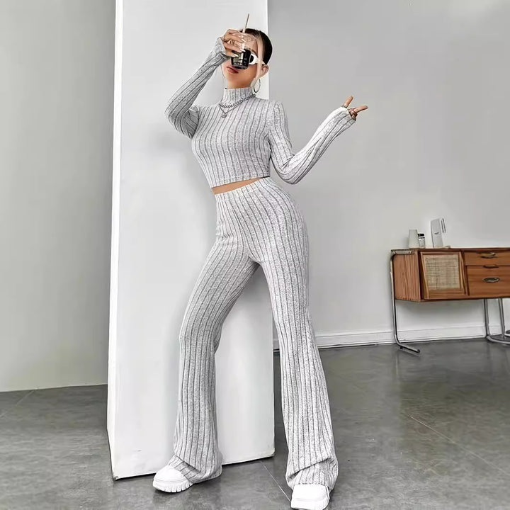 Damernas stickad lounge-set i mjukt material med elegant rullkrage Mirla-Eva Jonsson