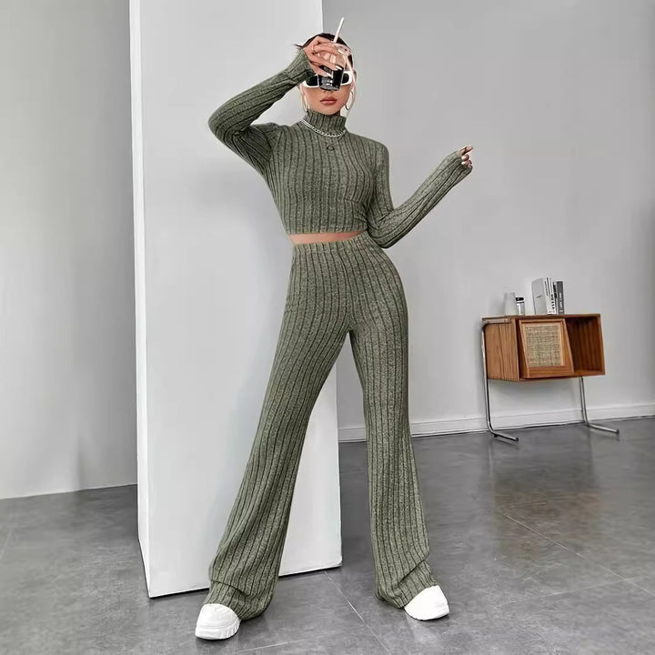 Damernas stickad lounge-set i mjukt material med elegant rullkrage Mirla-Eva Jonsson