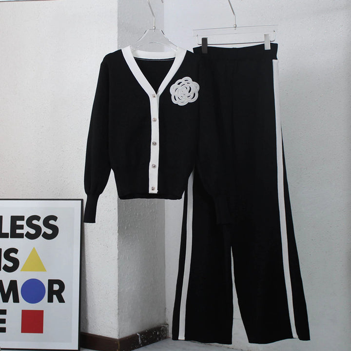 Damernas stickad loungewear-set med elegant knäppning och mode detaljer Mirla-Eva Jonsson