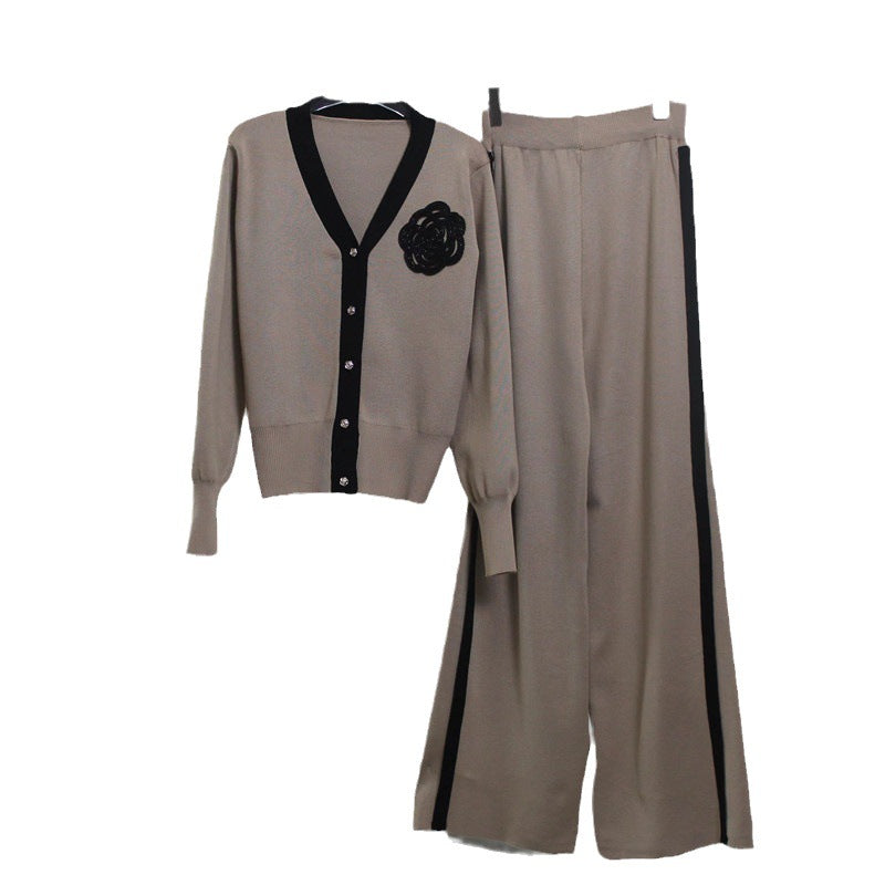 Damernas stickad loungewear-set med elegant knäppning och mode detaljer Mirla-Eva Jonsson