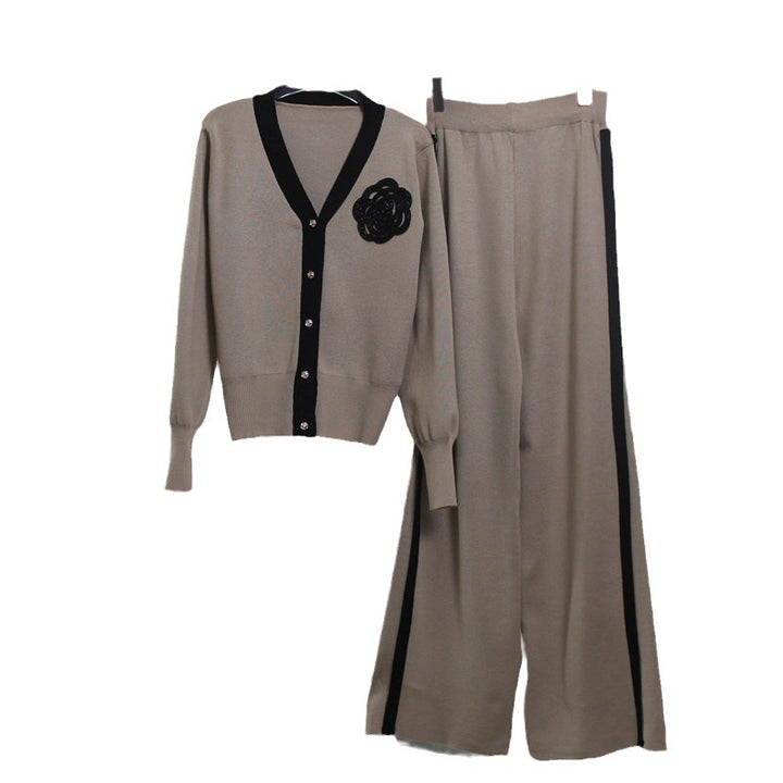 Damernas stickad loungewear-set med elegant knäppning och mode detaljer Mirla-Eva Jonsson