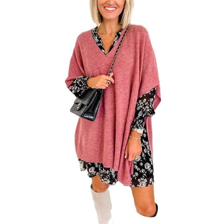 Damernas stickad poncho med V-ringning och avslappnad skärning Mirla-Eva Jonsson