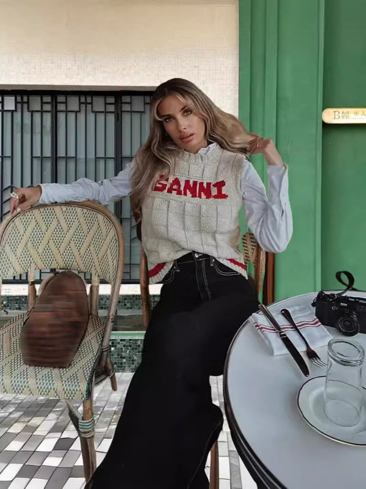 Damernas stickad tröja med trendy text Mirla-Eva Jonsson