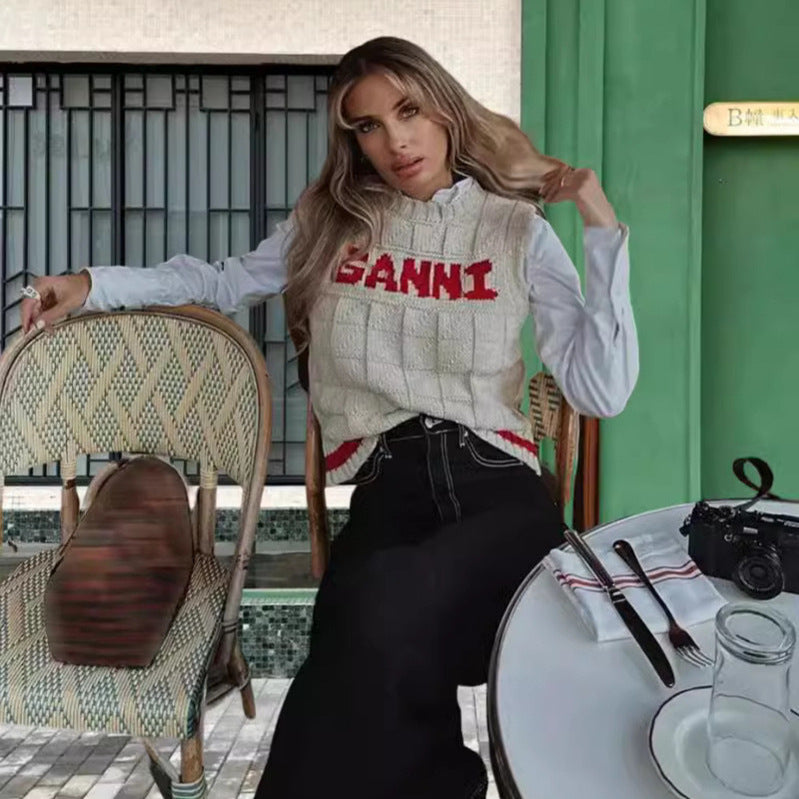 Damernas stickad tröja med trendy text Mirla-Eva Jonsson