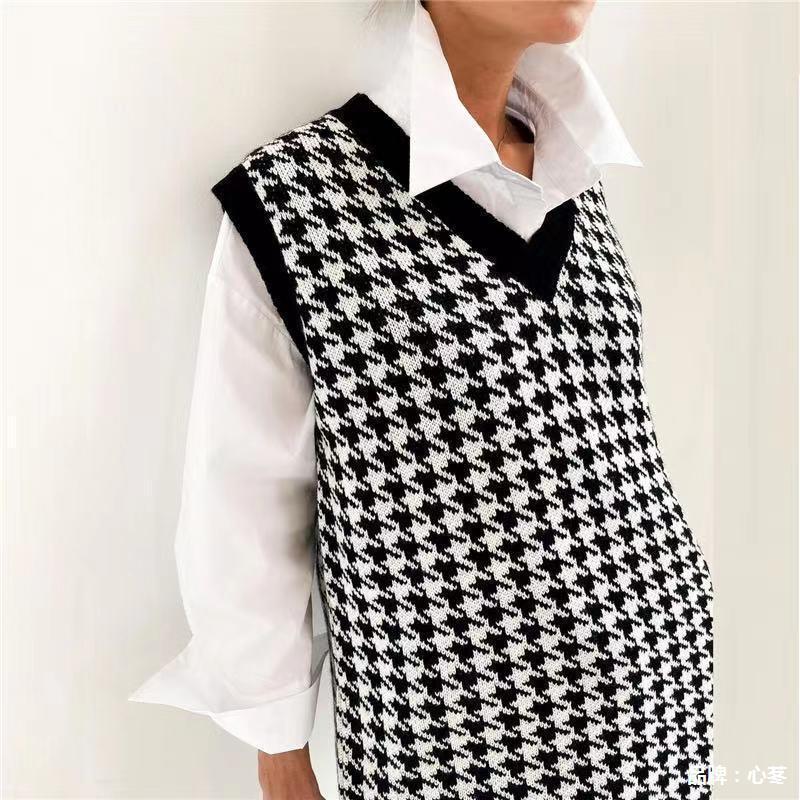 Damernas stickade ärmlösa klänning i modernt hönsnätsmönster Eva Jonsson-Eva Jonsson