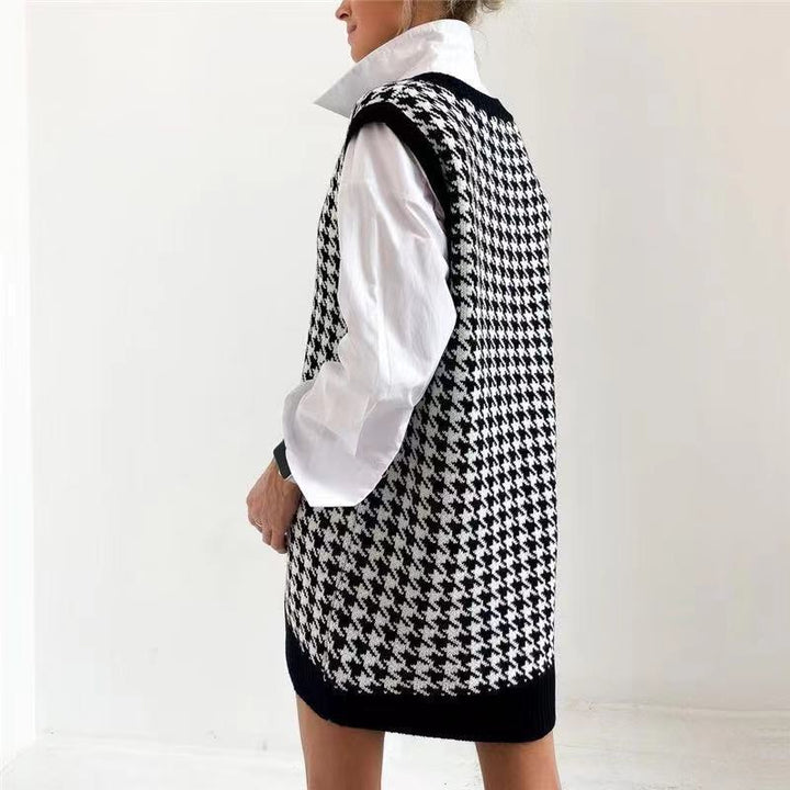 Damernas stickade ärmlösa klänning i modernt hönsnätsmönster Eva Jonsson-Eva Jonsson