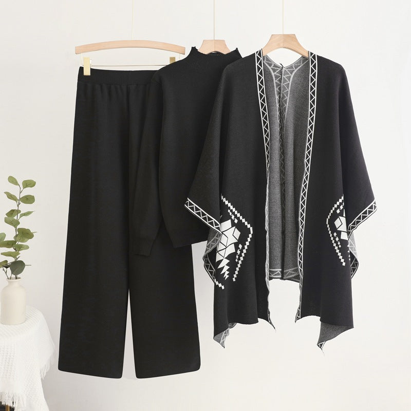 Damernas stickade lounge set med exceptionell poncho-stil Mirla-Eva Jonsson