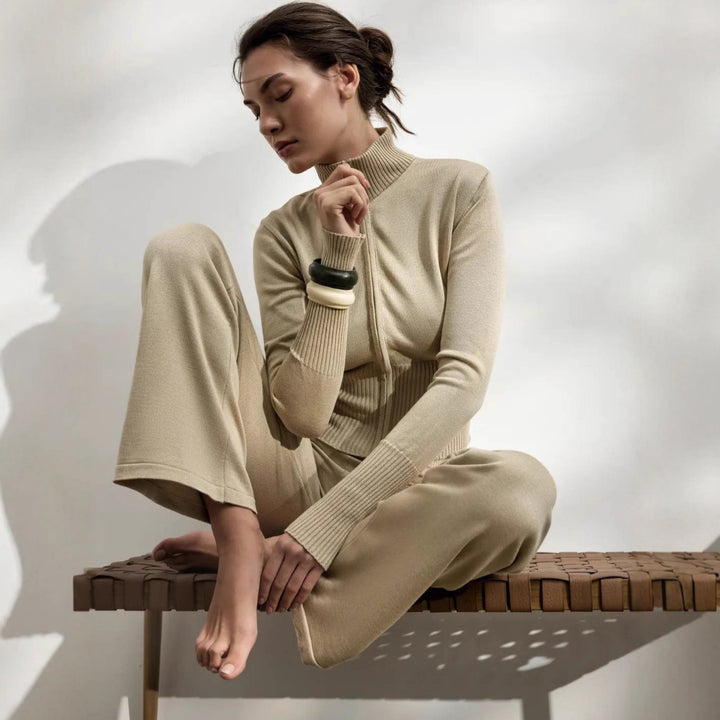 Damernas stickat lounge set med elegant dragkedja och vida ben Mirla-Eva Jonsson