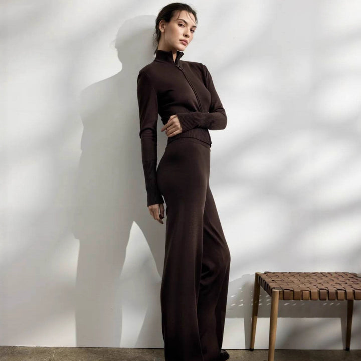 Damernas stickat lounge set med elegant dragkedja och vida ben Mirla-Eva Jonsson