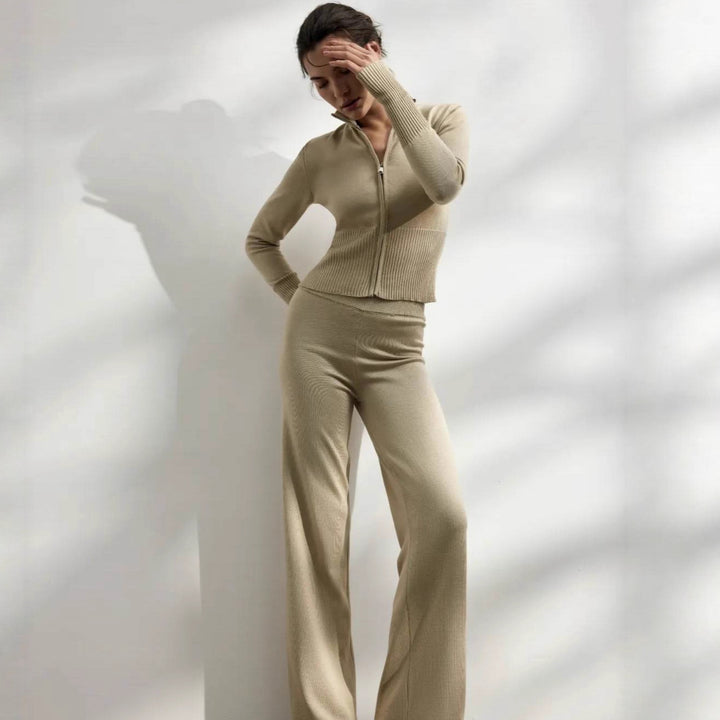 Damernas stickat lounge set med elegant dragkedja och vida ben Mirla-Eva Jonsson