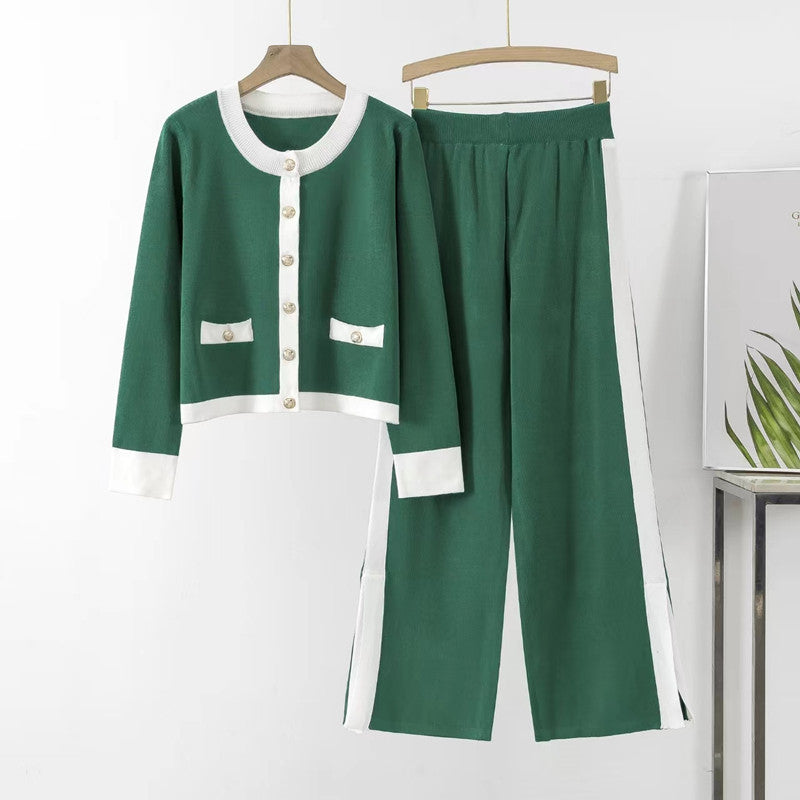 Damernas stickat loungewear-set med dekorativa knappar och sidoflik Mirla-Eva Jonsson