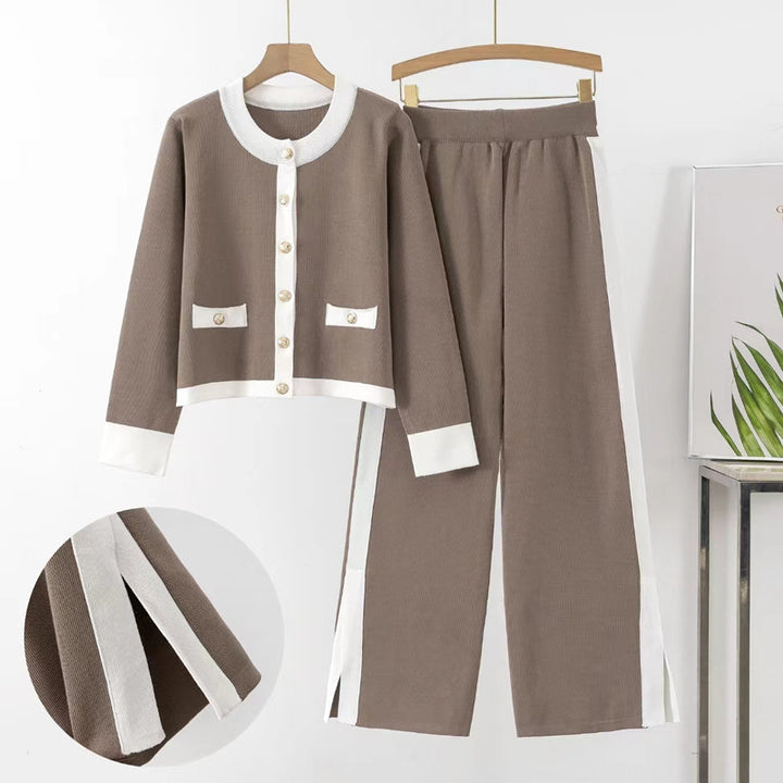 Damernas stickat loungewear-set med dekorativa knappar och sidoflik Mirla-Eva Jonsson