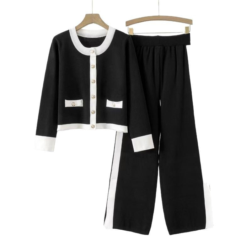 Damernas stickat loungewear-set med dekorativa knappar och sidoflik Mirla-Eva Jonsson