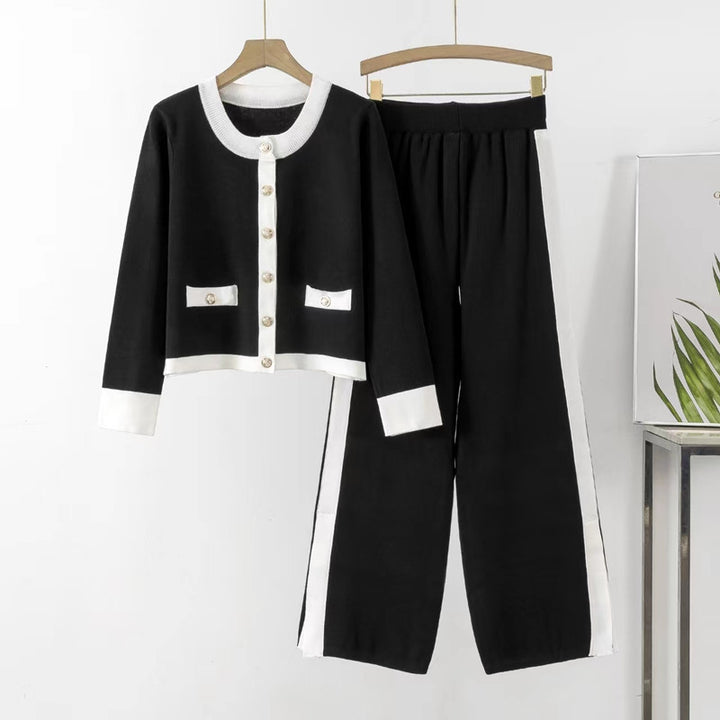 Damernas stickat loungewear-set med dekorativa knappar och sidoflik Mirla-Eva Jonsson
