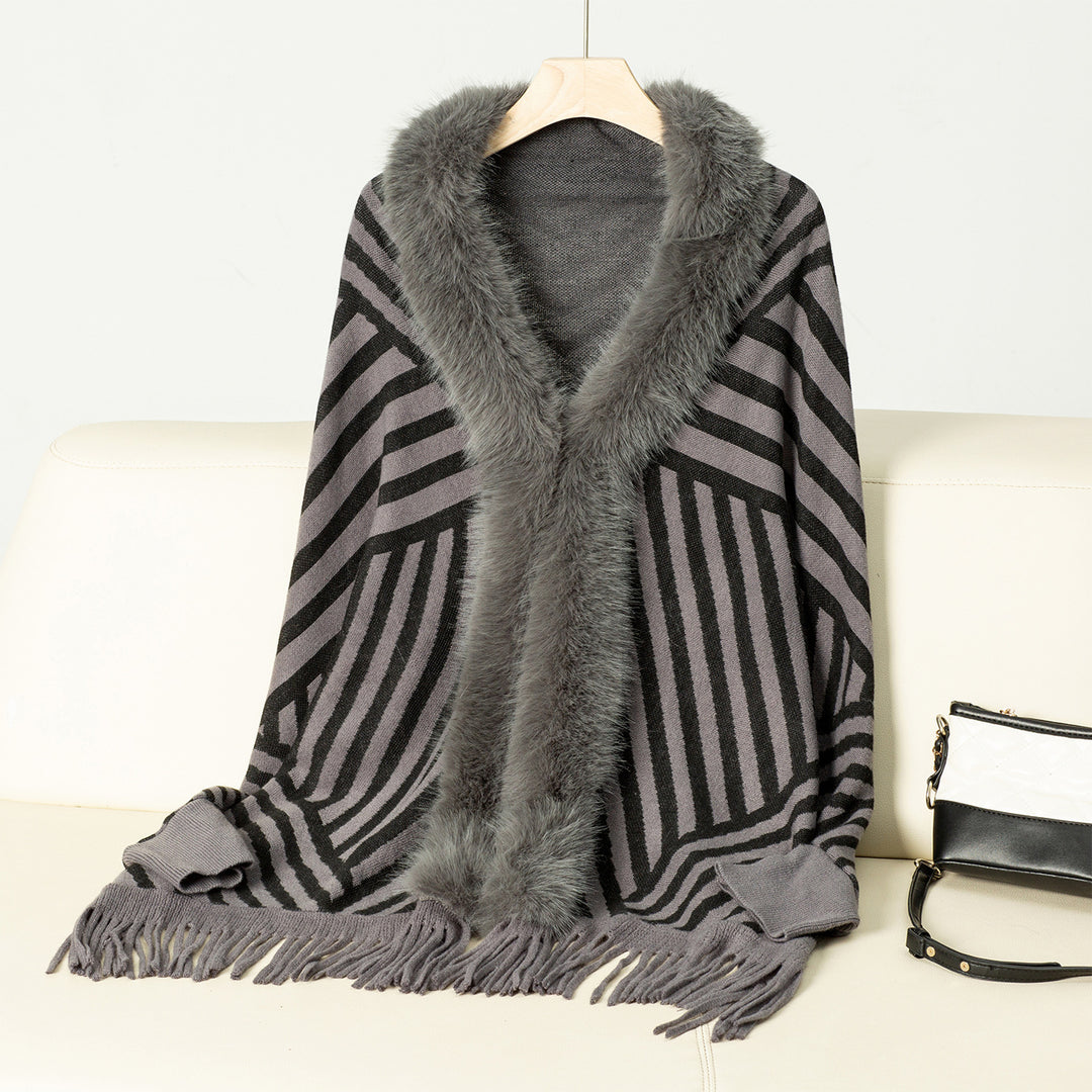 Damernas stickponcho med elegant krage av konstpäls och fransig design Mirla-Eva Jonsson