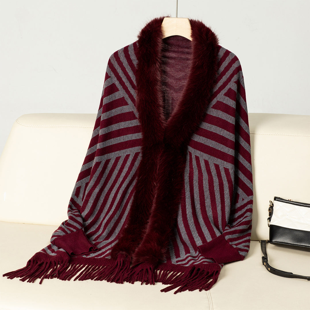 Damernas stickponcho med elegant krage av konstpäls och fransig design Mirla-Eva Jonsson