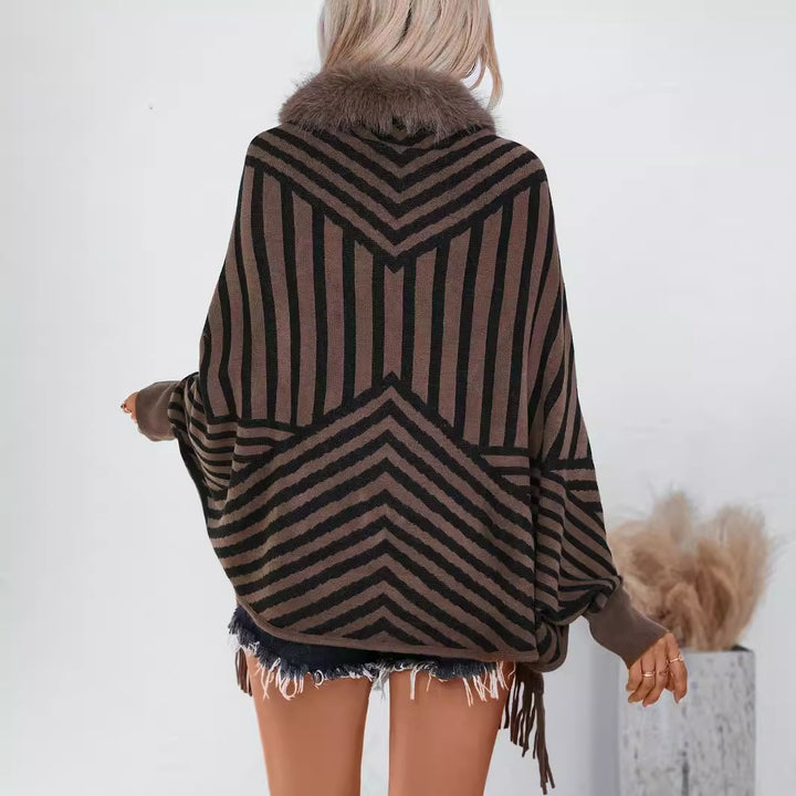 Damernas stickponcho med elegant krage av konstpäls och fransig design Mirla-Eva Jonsson