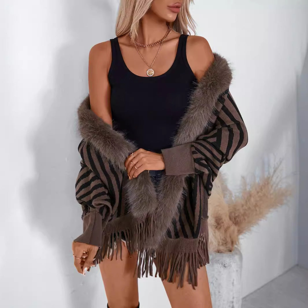 Damernas stickponcho med elegant krage av konstpäls och fransig design Mirla-Eva Jonsson