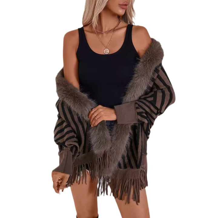 Damernas stickponcho med elegant krage av konstpäls och fransig design Mirla-Eva Jonsson
