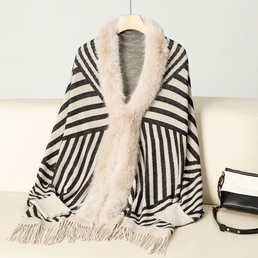 Damernas stickponcho med elegant krage av konstpäls och fransig design Mirla-Eva Jonsson