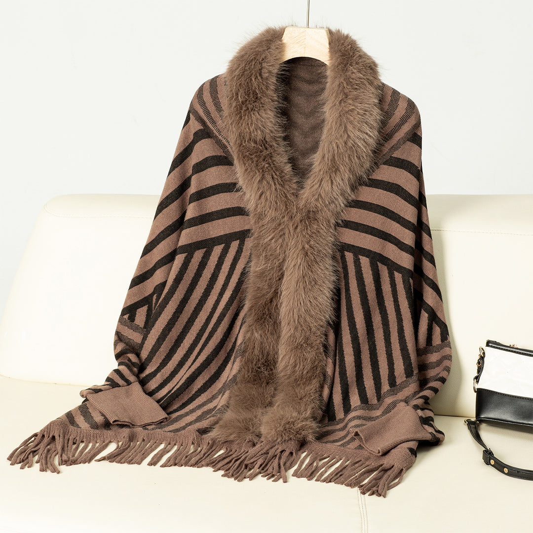 Damernas stickponcho med elegant krage av konstpäls och fransig design Mirla-Eva Jonsson