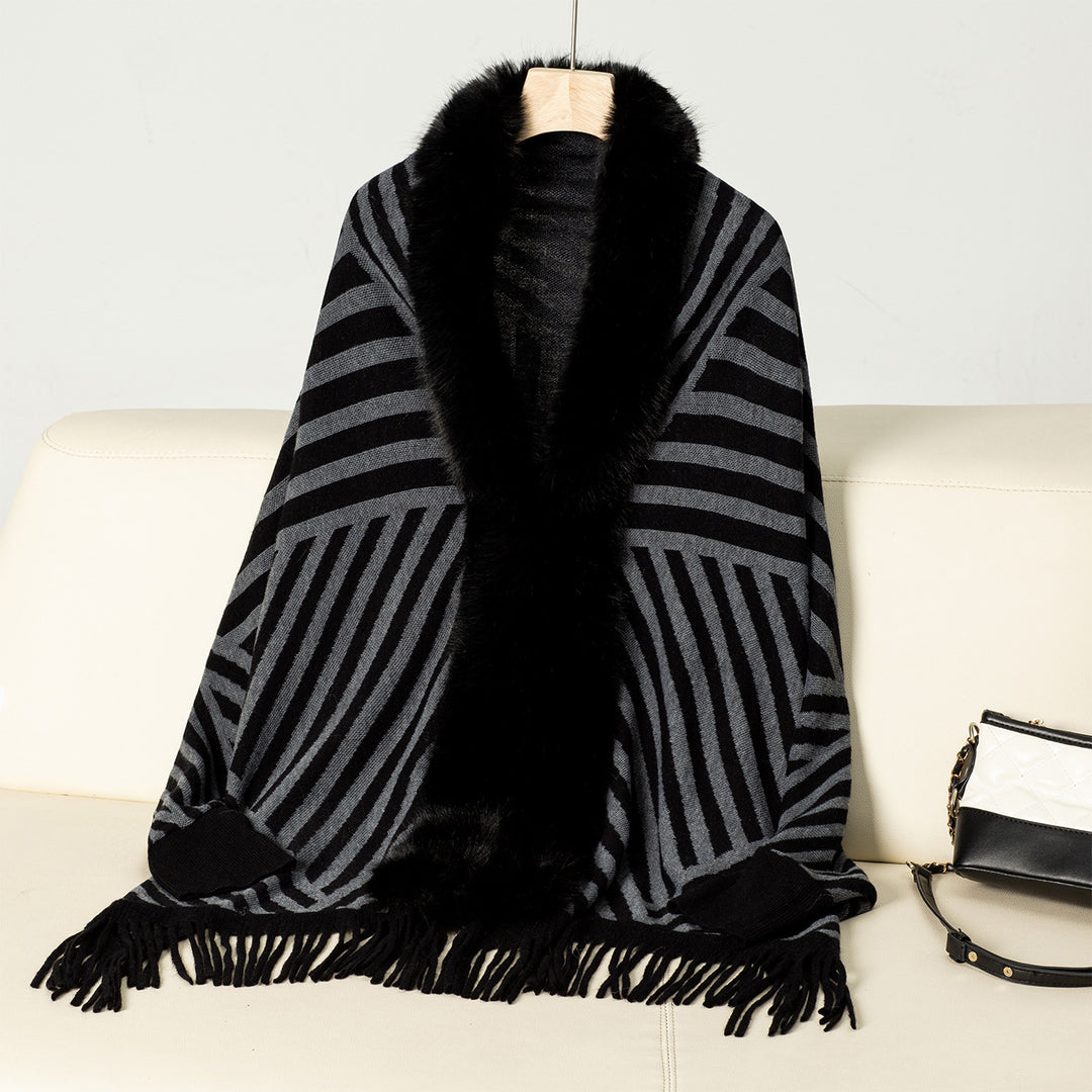 Damernas stickponcho med elegant krage av konstpäls och fransig design Mirla-Eva Jonsson