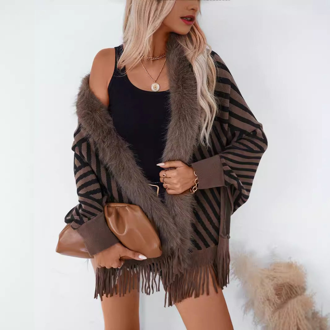 Damernas stickponcho med elegant krage av konstpäls och fransig design Mirla-Eva Jonsson