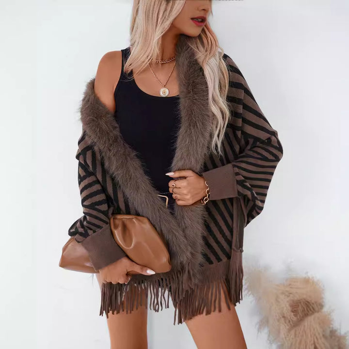 Damernas stickponcho med elegant krage av konstpäls och fransig design Mirla-Eva Jonsson