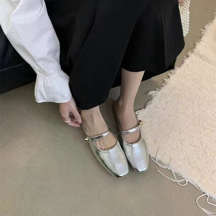 Damernas stiliga ballerinas med glansigt ytmaterial och elegant spänne Mirla-Eva Jonsson