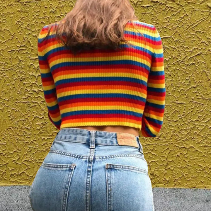 Damernas stiliga crop-top med rullkrage och färgglad randmönster Mirla-Eva Jonsson