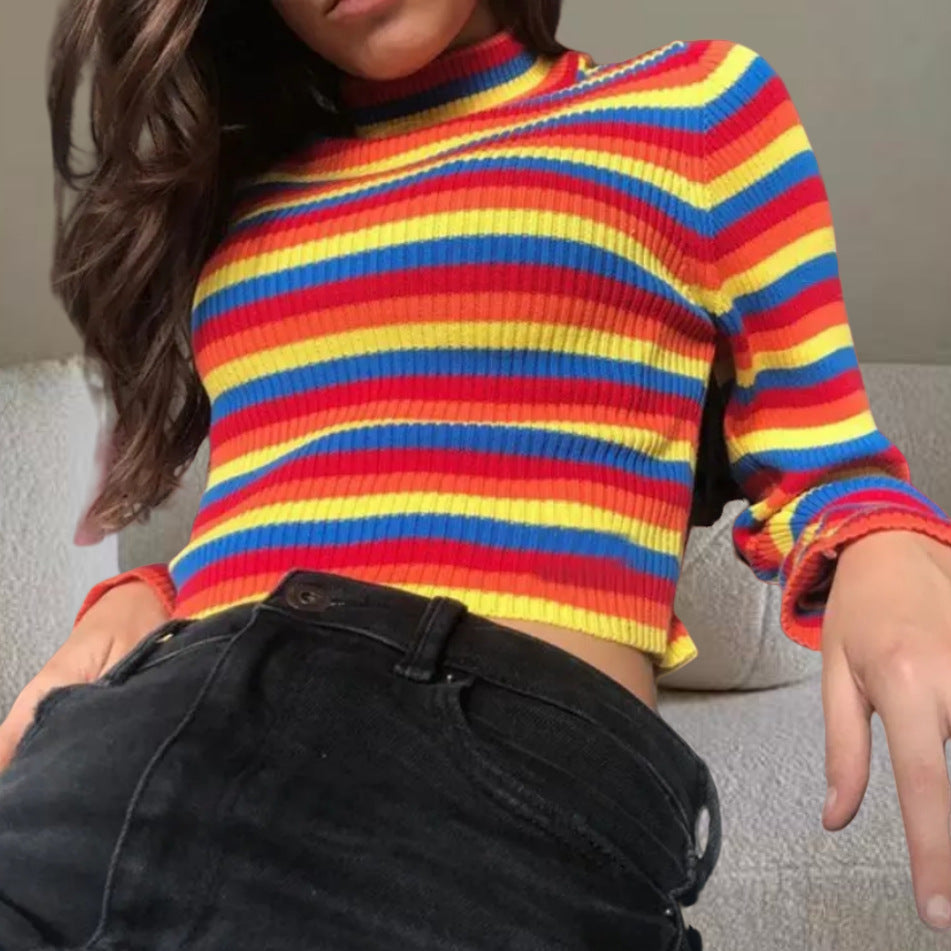 Damernas stiliga crop-top med rullkrage och färgglad randmönster Mirla-Eva Jonsson