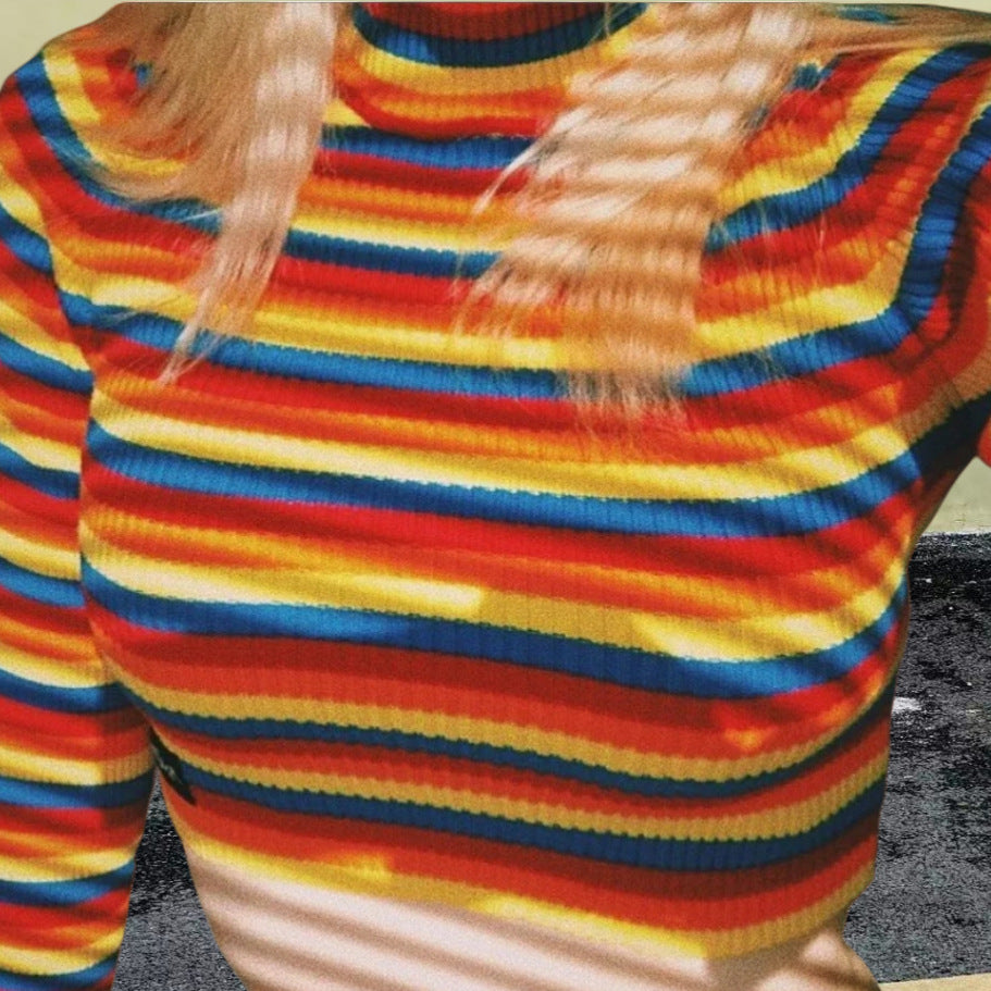 Damernas stiliga crop-top med rullkrage och färgglad randmönster Mirla-Eva Jonsson