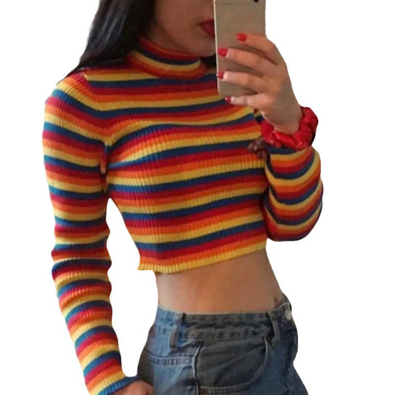 Damernas stiliga crop-top med rullkrage och färgglad randmönster Mirla-Eva Jonsson