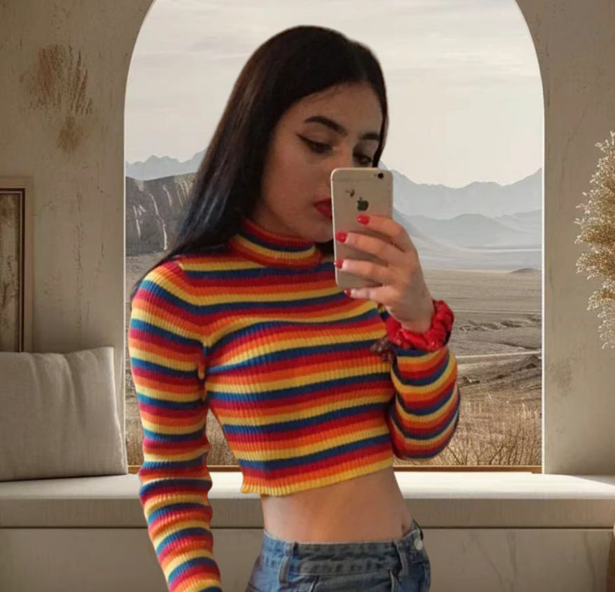 Damernas stiliga crop-top med rullkrage och färgglad randmönster Mirla-Eva Jonsson