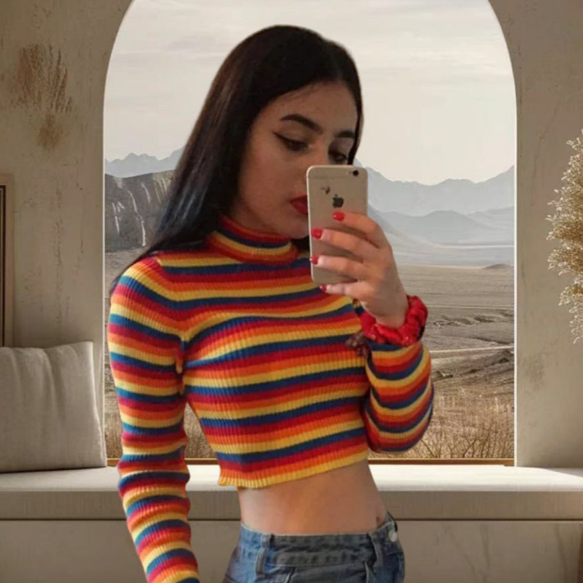 Damernas stiliga crop-top med rullkrage och färgglad randmönster Mirla-Eva Jonsson