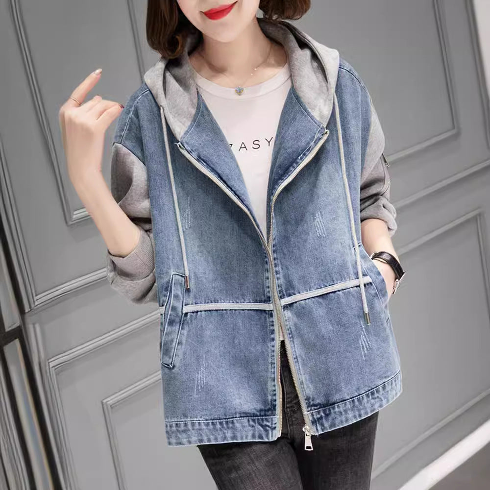 Damernas stiliga denimjacka med grå hoodiedel och praktiska fickor Mirla-Eva Jonsson