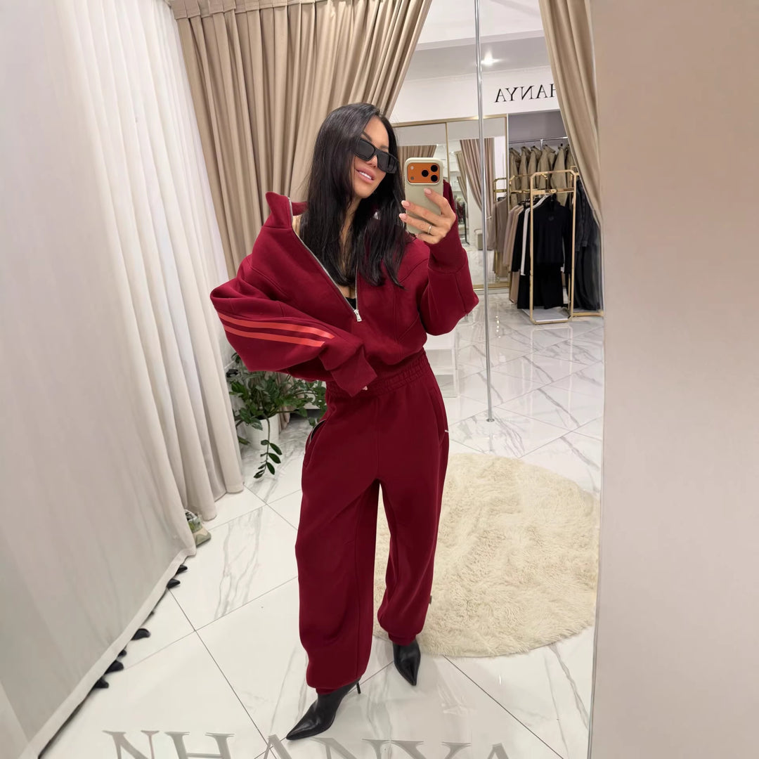 Damernas stiliga fritidsdräkt i modern oversized design med hög krage och elastisk midja Mirla-Eva Jonsson