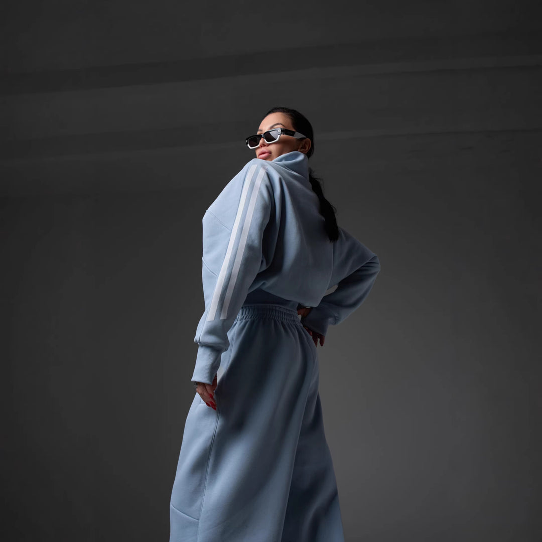 Damernas stiliga fritidsdräkt i modern oversized design med hög krage och elastisk midja Mirla-Eva Jonsson