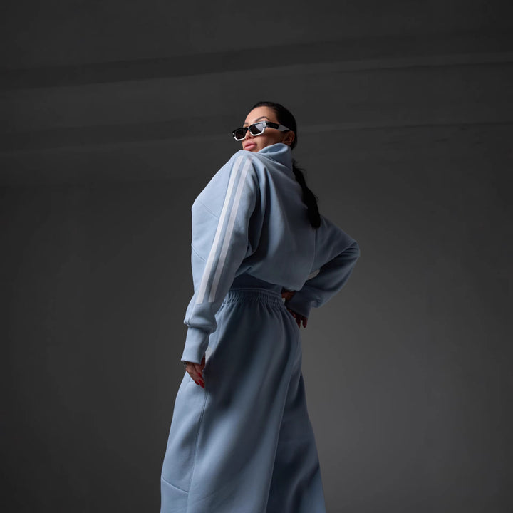 Damernas stiliga fritidsdräkt i modern oversized design med hög krage och elastisk midja Mirla-Eva Jonsson