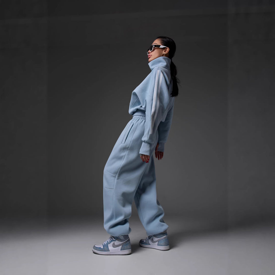 Damernas stiliga fritidsdräkt i modern oversized design med hög krage och elastisk midja Mirla-Eva Jonsson