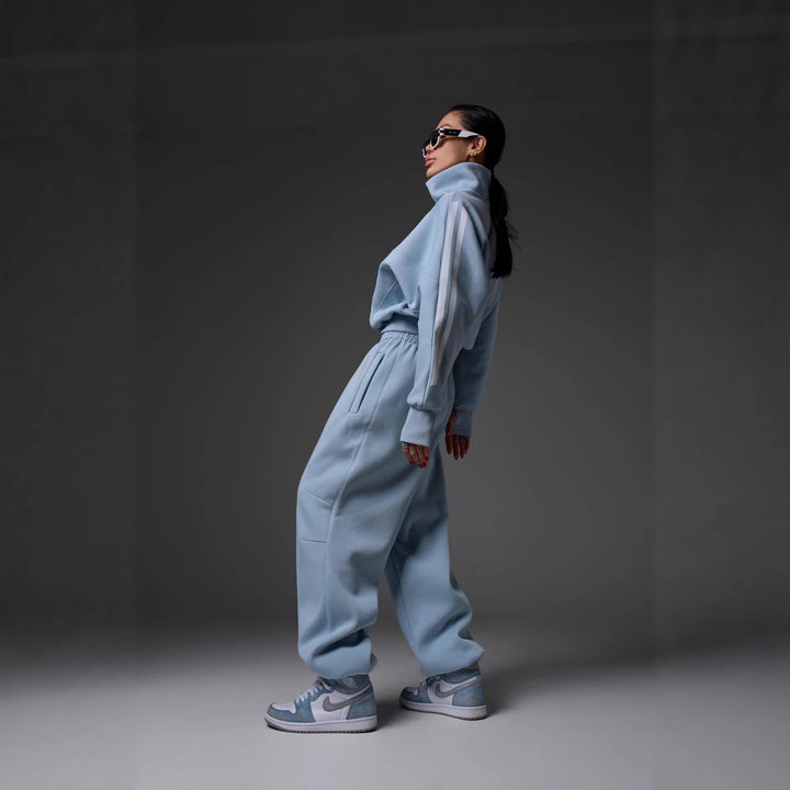 Damernas stiliga fritidsdräkt i modern oversized design med hög krage och elastisk midja Mirla-Eva Jonsson