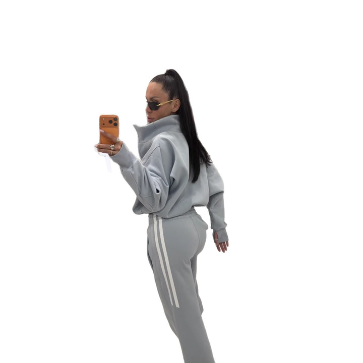 Damernas stiliga fritidsdräkt i modern oversized design med hög krage och elastisk midja Mirla-Eva Jonsson