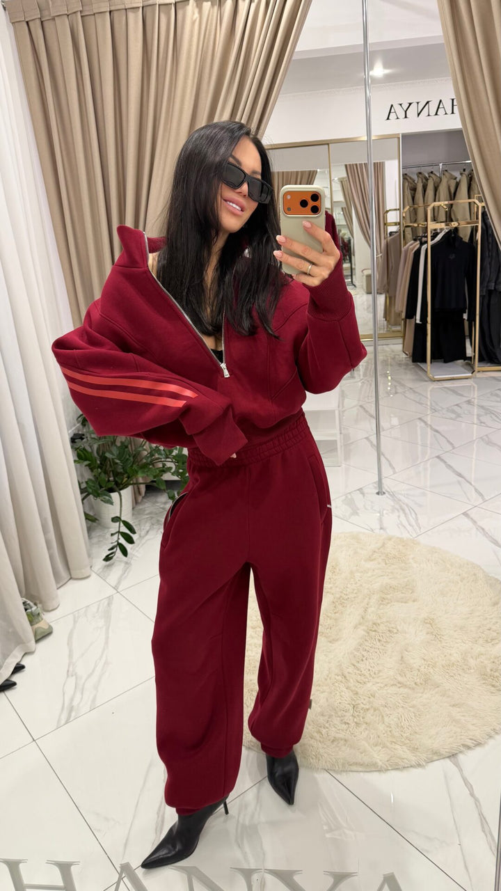 Damernas stiliga fritidsdräkt i modern oversized design med hög krage och elastisk midja Mirla-Eva Jonsson