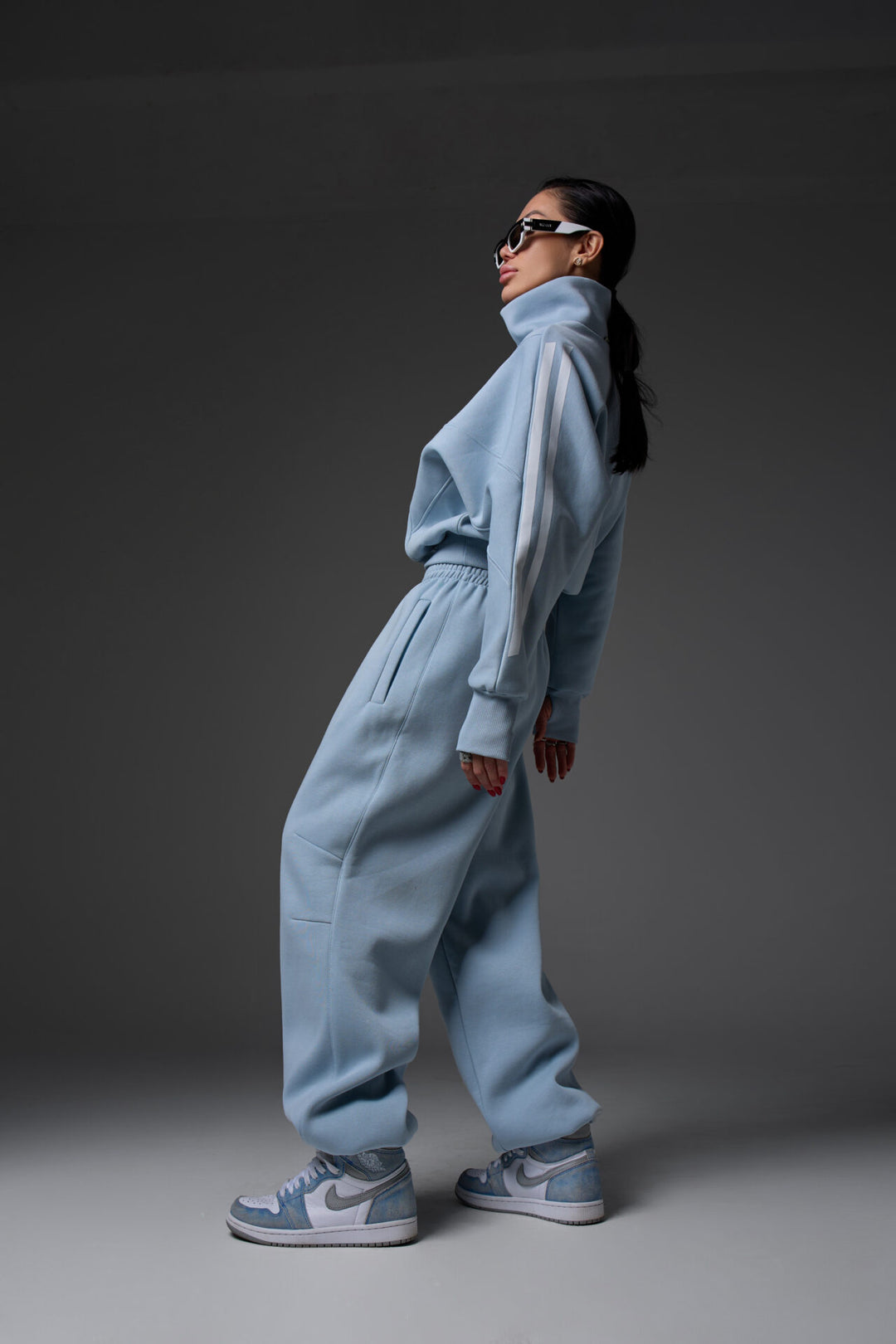 Damernas stiliga fritidsdräkt i modern oversized design med hög krage och elastisk midja Mirla-Eva Jonsson