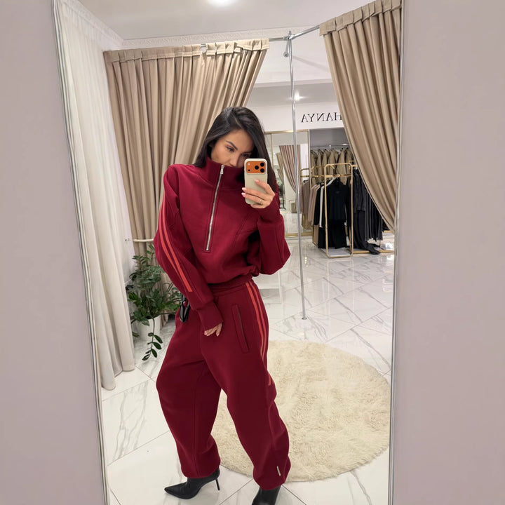 Damernas stiliga fritidsdräkt i modern oversized design med hög krage och elastisk midja Mirla-Eva Jonsson