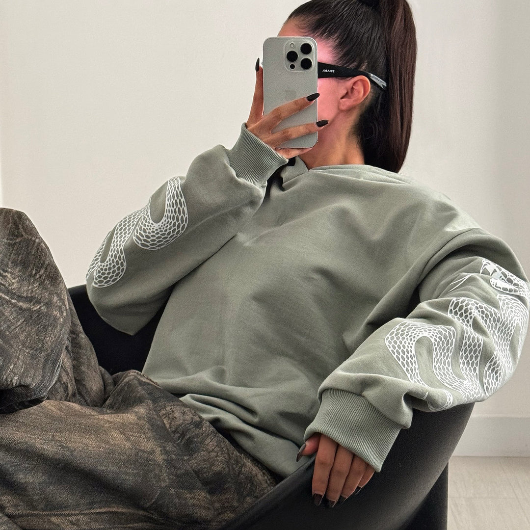 Damernas stiliga hoodie med grafiskt tryck och överskott ärmar Mirla-Eva Jonsson