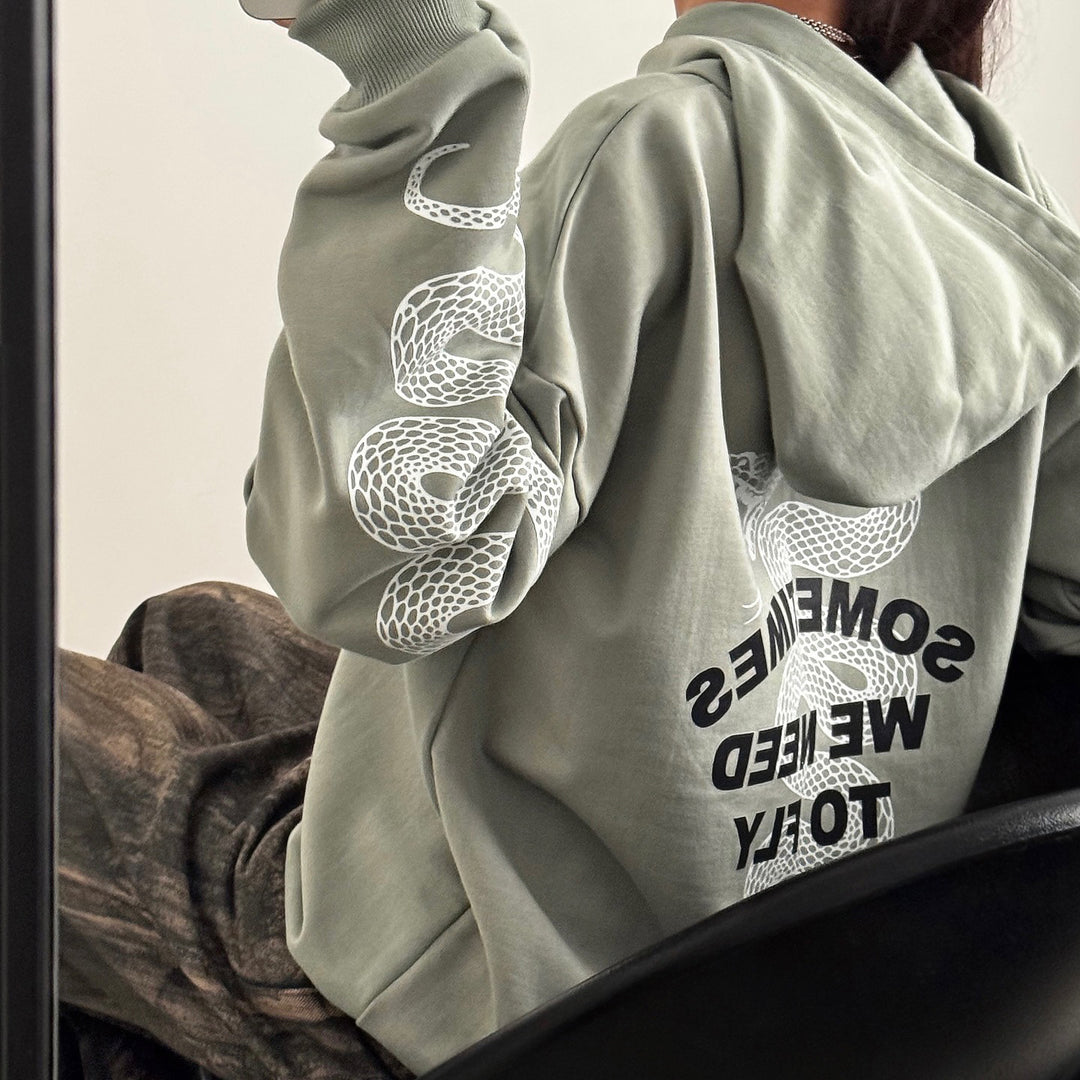 Damernas stiliga hoodie med grafiskt tryck och överskott ärmar Mirla-Eva Jonsson