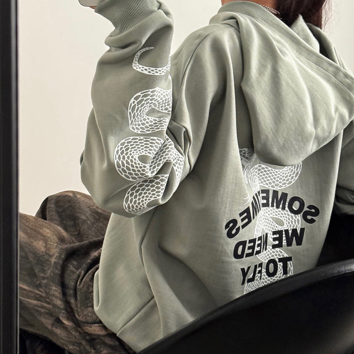 Damernas stiliga hoodie med grafiskt tryck och överskott ärmar Mirla-Eva Jonsson